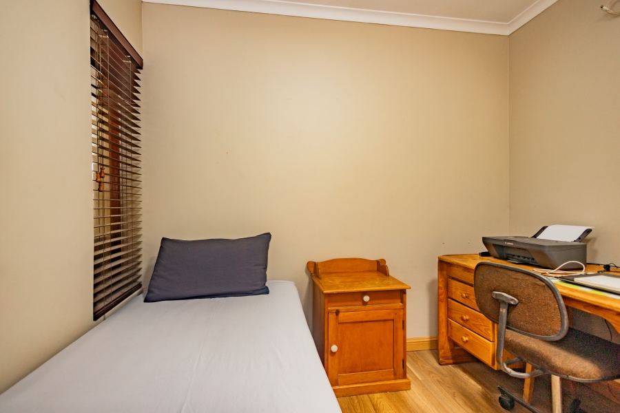 6 Bedroom Property for Sale in Uitzicht Western Cape